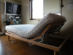 静岡県浜松市　O様　60代男性
ウッドスプリングベッド　
電動リクライニングタイプ
（セミダブル）６畳 