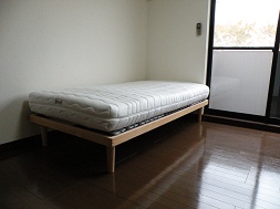 愛知県名古屋市　Ａ様　20代女性
ウッドスプリングベッド　フラットタイプ
（シングル）１１畳１ルーム